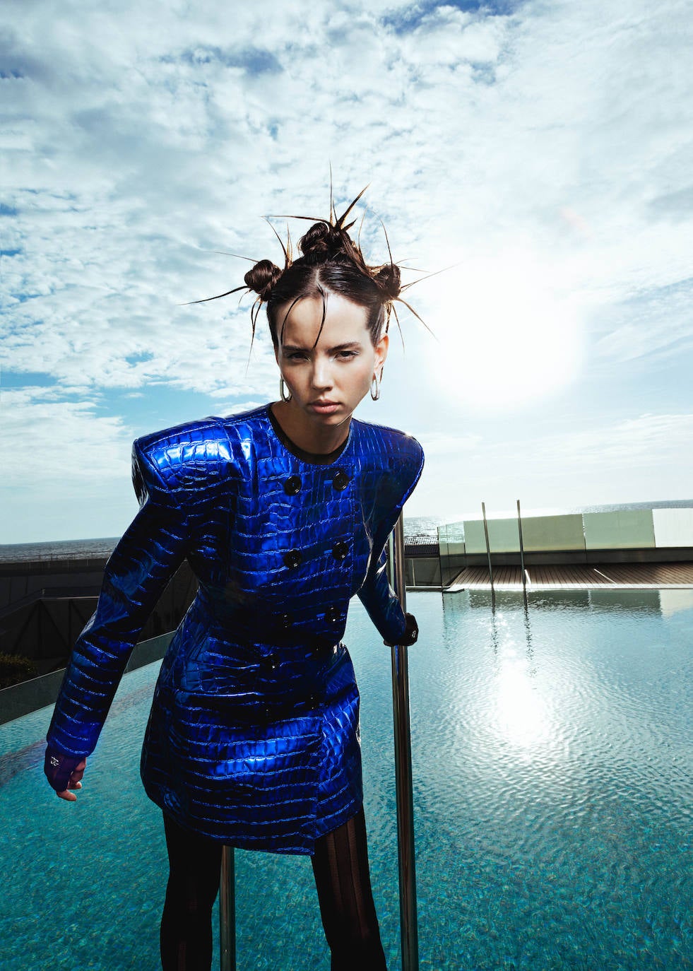 Vestido metalizado y medias negras, de Dolce & Gabbana. Los pendientes de plata son de Swarovski.