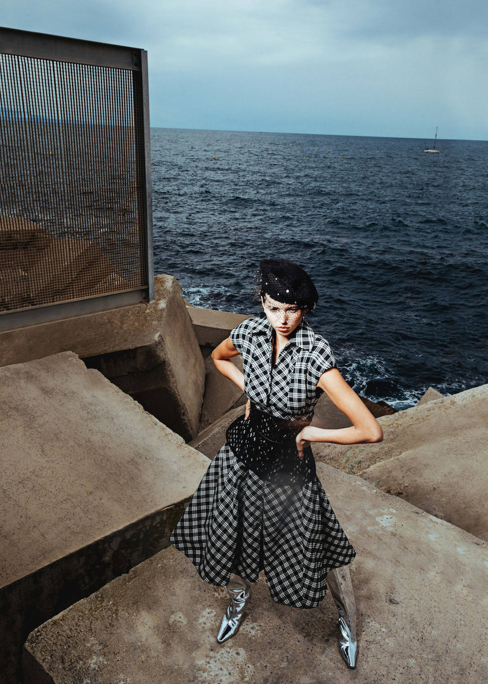 Vestido de cuadros y corsé, de Dior. Las botas altas son de By Far y la boina con detalles plateados, de Jennifer Behr.