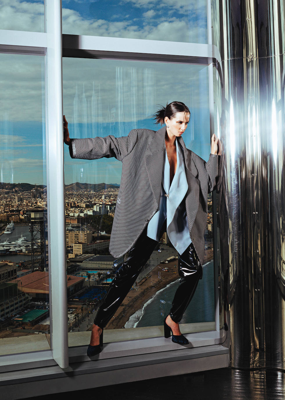 Abrigo de lunares y blazer azul, de Louis Vuitton; pantalones de PVC, de Armani; salones de Fendi y pendientes de plata, de Balenciaga.