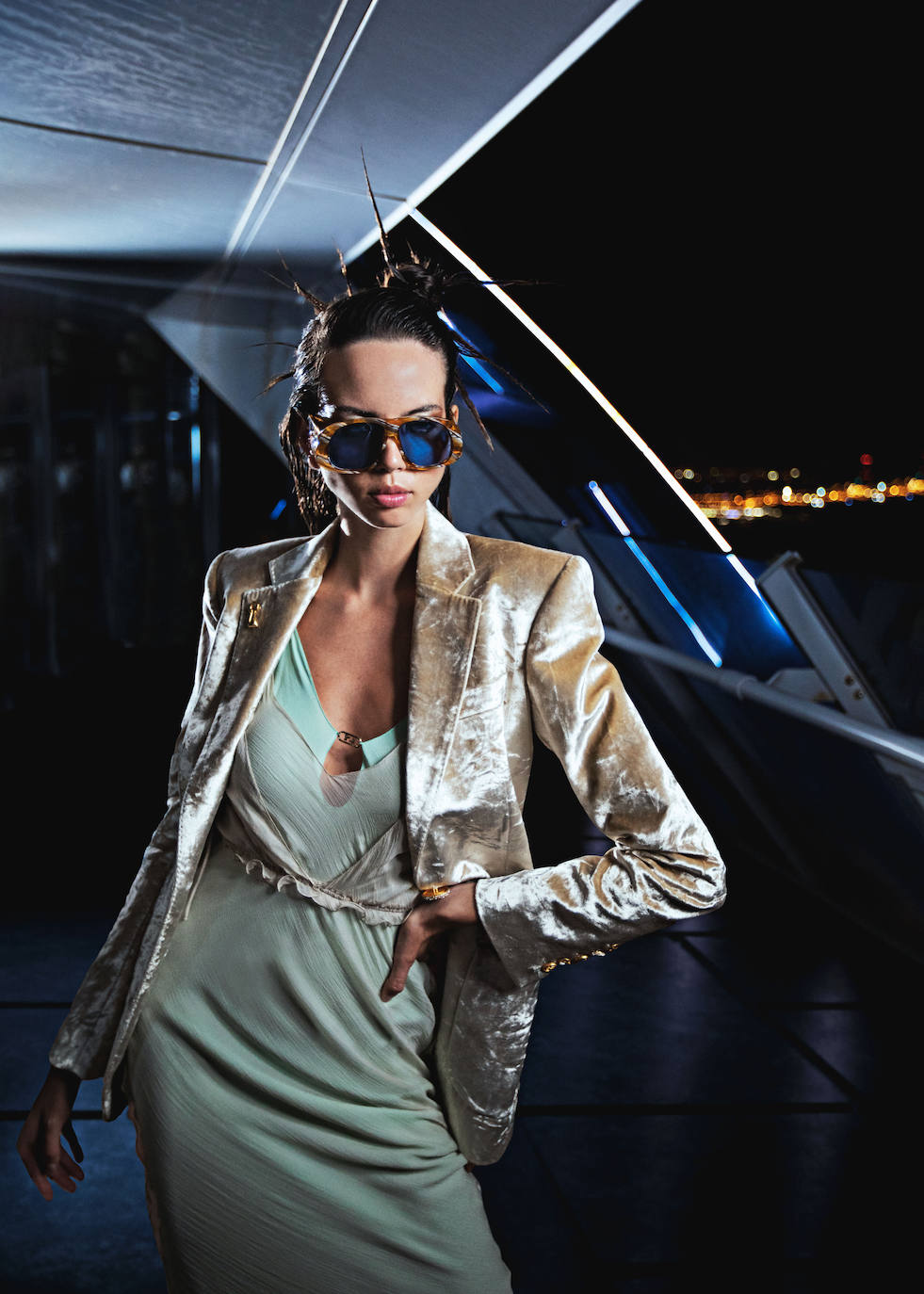 Vestidos sobrepuestos en turquesa y en gasa, de Fendi.El blazer de terciopelo es de Schiaparelli y las gafas de sol, de Mó de Multiópticas.