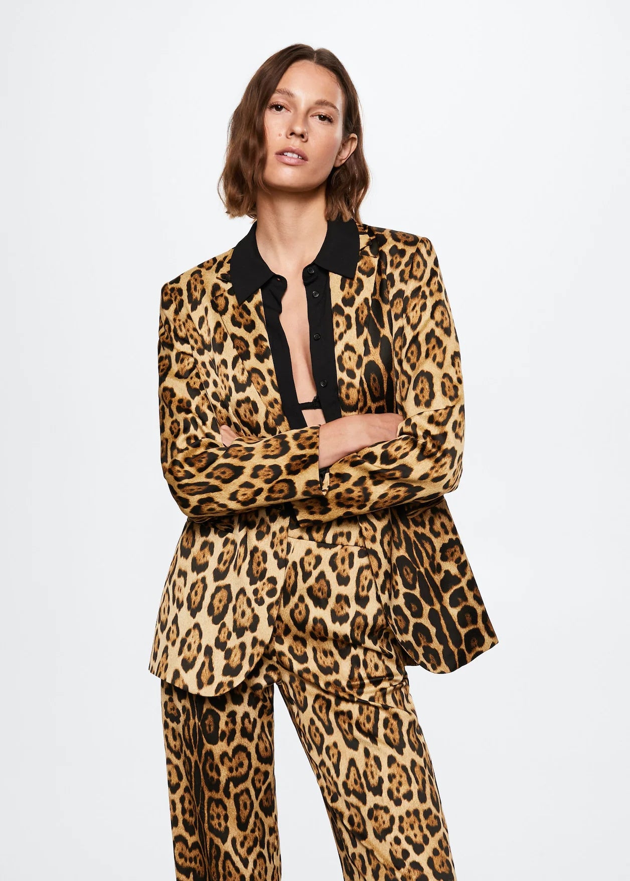 Blazer de Mango con manga larga, estampado de leopardo, diseño recto y cuello pico solapas. Tiene dos bolsillos delanteros y puedes llevarlo por separado o a juego con el pantalón. Cuestas 69,99 euros.