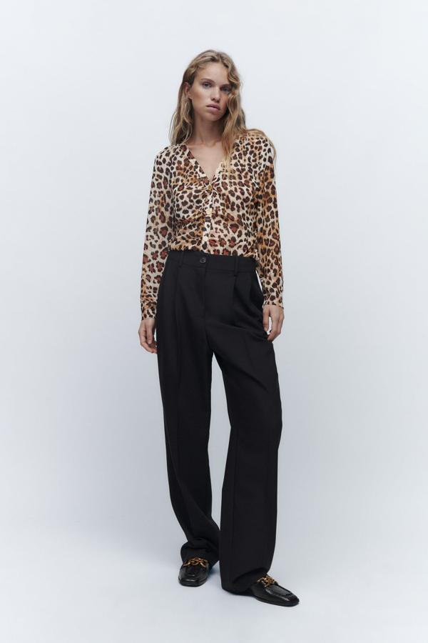 Camisa de Zara con estampado de leopardo con escote en pico y manga larga. Cuenta con detalle de frunces delanteros, botones en dorado y está en la sección de Special Prices. Cuesta 15,99 euros.