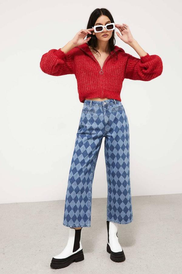 Jeans estampados con diseño de rombos, talle alto, pierna ancha cropped y bolsillos, de High Spirits. Los encontrarás en Springfield a 39,99 euros.