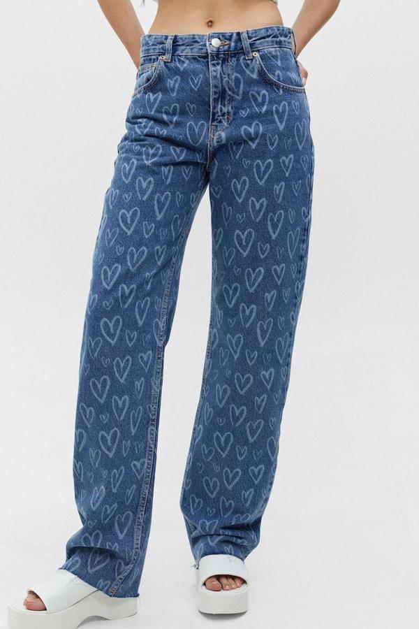 Vaqueros con tiro alto, pernera ancha y recta, bolsillos y estampado de corazones, de Pull&Bear. Cuestan 29,99 euros.