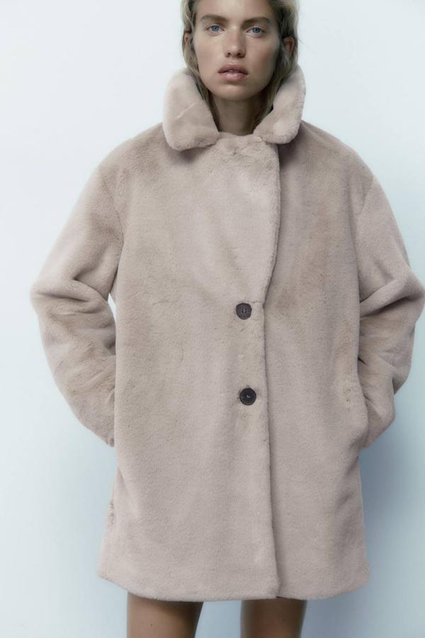 Abrigo efecto pelo con cuello solapa, maga larga, corte relajado, bolsillos y cierre de botones cruzado, en tono arena, de Zara. Está disponible por 49,95 euros.