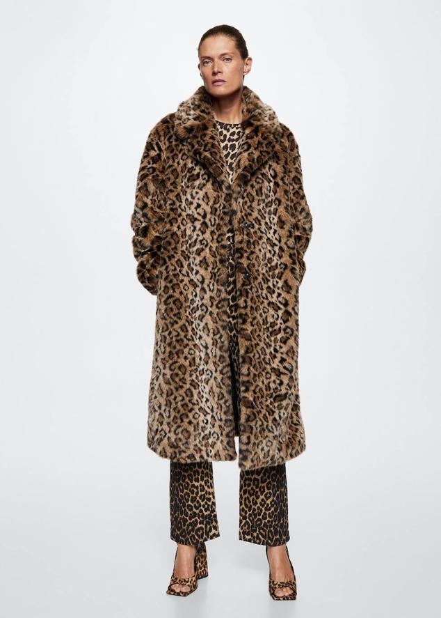 Abrigo largo de pelo con cuello solapa, manga larga, bolsillos laterales y cierre de botones a presión, en animal print de leopardo, de Mango. Lo encontrarás por 199,99 euros.