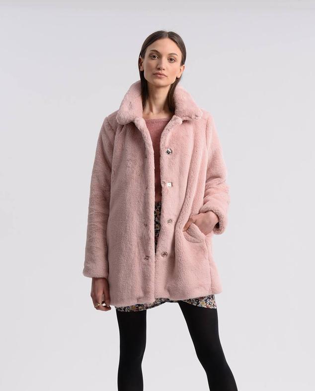 Abrigo corto de pelo con manga larga, cuello solapa, bolsillos laterales y cierre de botones a presión, en rosa, de Molly Bracken. Puedes encontrarlo en El Corte Inglés a 119,90 euros.
