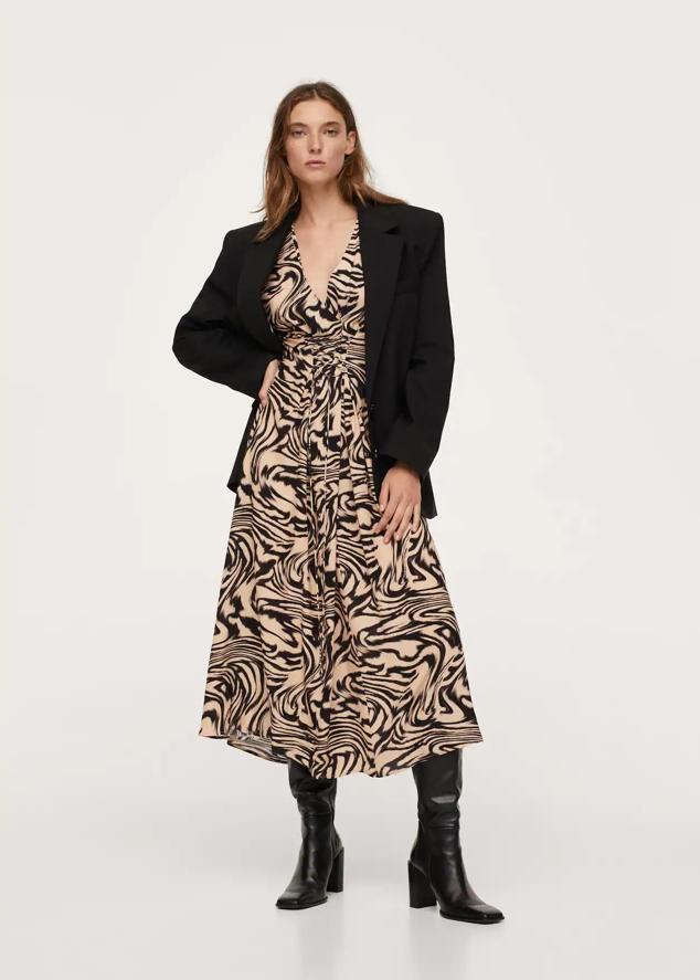 Vestido largo con diseño acampanado, escote en pico y manga larga. Cuenta con cordones en la zona de la cintura y un diseño perefcto para llevar con prácticamente cualquier bota en otoño.Cuesta 34,99 euros.