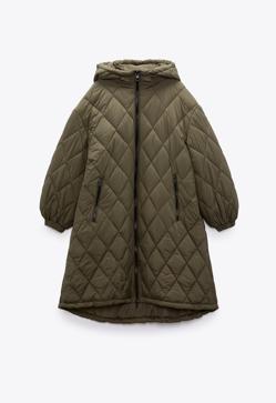 Imagen secundaria 2 - Las chaquetas acolchadas son una de las tendencias clave de la temporada otoño-invierno. Chaqueta larga con capucha de Zara (49,99 euros). 