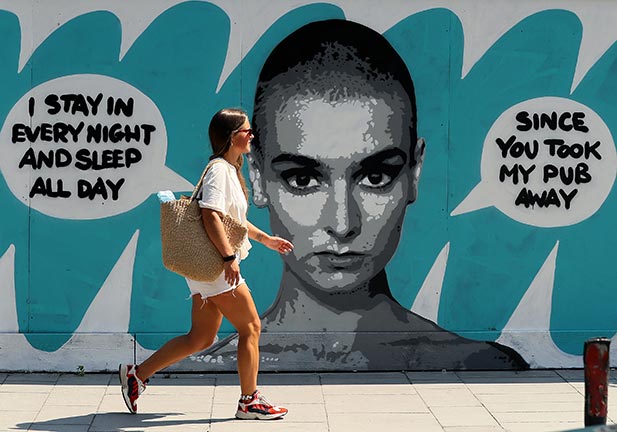 Quién teme a Sinéad O’Connor, la angelical cantante que en los 90 escandalizó al mundo rompiendo una foto del Papa