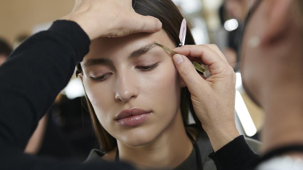 La alternativa al microblading definitiva son estos lápices de cejas que rellenan e imitan el pelo con un acabado natural