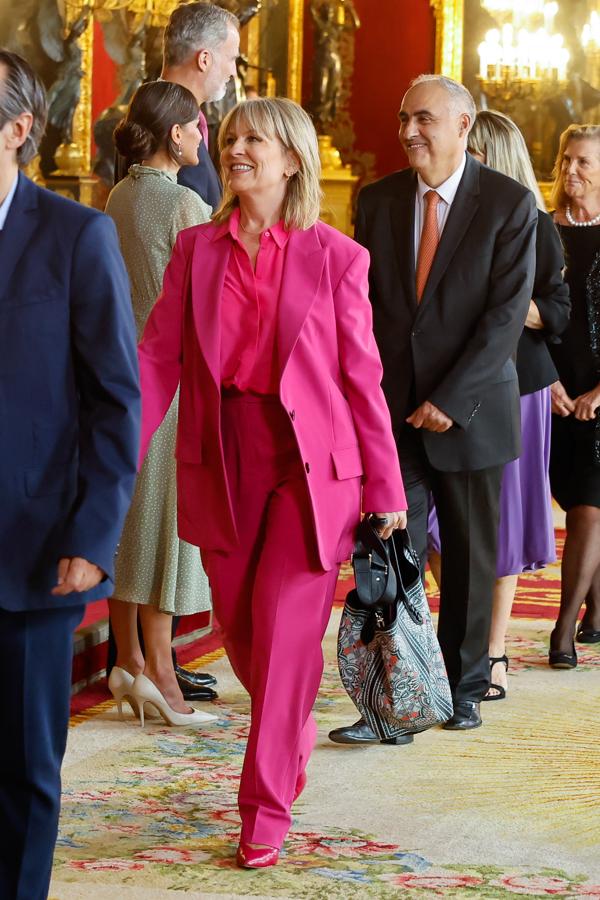 La periodista destacó en la recepción de los reyes en el Palacio Real con motivo del Día de la Hispanidad y se colocó entre las mejor vestidas gracias a un total look rosa. Ella optó por combinar el traje con una camisa. ¡No está nada mal!