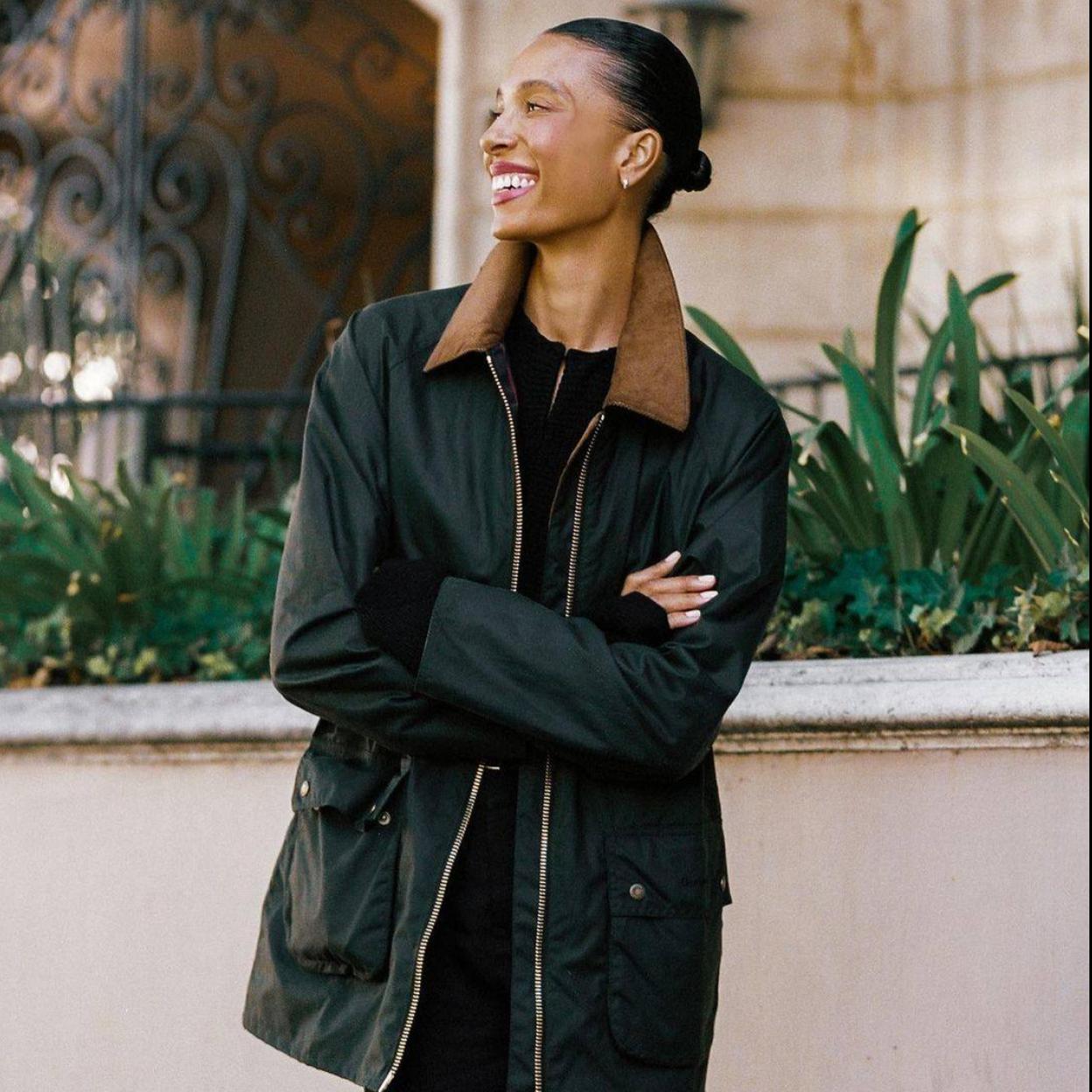 La influencer lleva el clásico abrigo encerado con cuello de pana que está de moda esta temporada