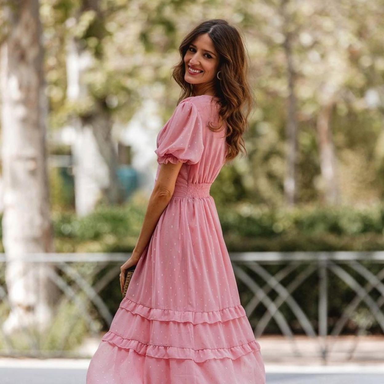 Zara tiene el vestido rosa que las invitadas de otoño quieren llevar con botas altas