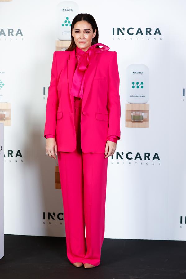 Vicky Martín Berrocal lució así de elegante con el traje rosa al que añadió una blusa del mismo color con una lazada al cuello que le daba un toque sofisticado.
