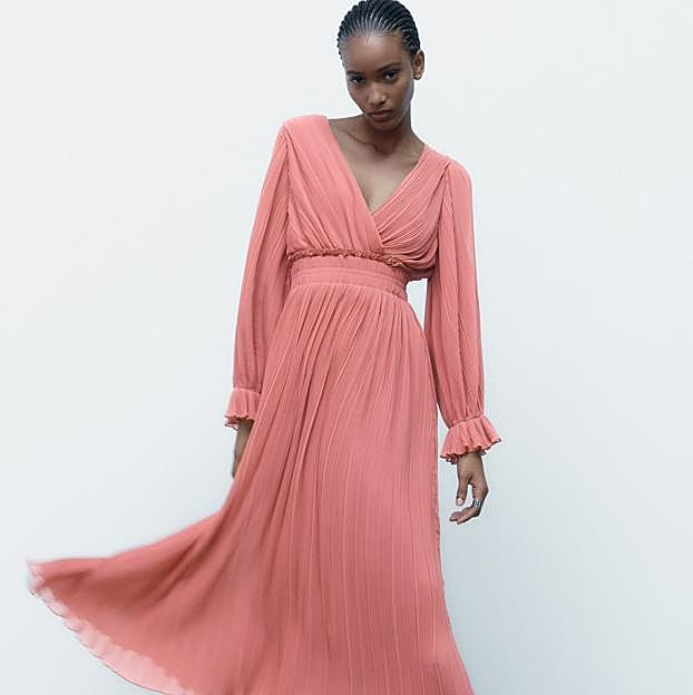 Imagen principal - Vestido midi plisado de Zara.
