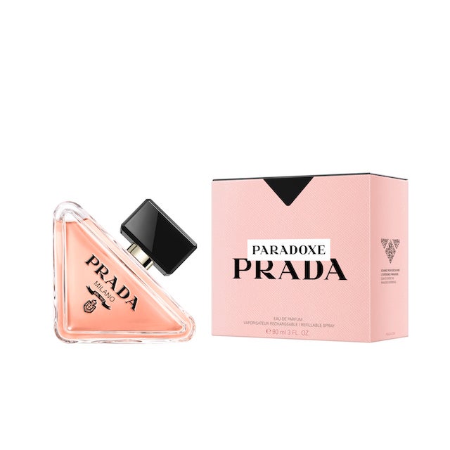Prada Paradoxe es la nueva fragancia de la firma, cuya campaña la dirige y la protagoniza la actriz Emma Watson. Un perfume floral en un frasco con la forma de triángulo, uno de los símbolos más icónicos de la marca, con un compromiso sostenible, ya que se puede recargar. (30 ml, 70 euros)