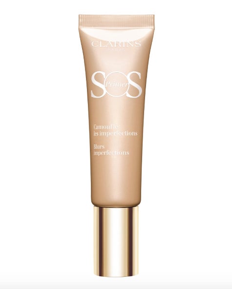 La firma francesa cuenta con una amplia gama de primers y prebase que ayudan a mejorar el aspecto de la piel. Su tono Peach está pensado para mejorar las pieles con acné e imperfecciones, mientras que reduce la apariencia de los tan temidos poros. (34,50 euros)