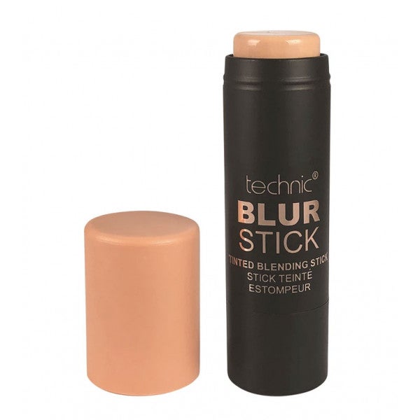En formato stick, Blur Stick está disponible en dos tonos: light para las pieles más claras y medium. Además de minimizar la apariencia de los poros, reduce las líneas finas y las imperfecciones. Su textura es ligera y no tiene aspecto pegajoso, facilitando la aplicación de la base de maquillaje. (Disponible en Primor, 1,99 euros)