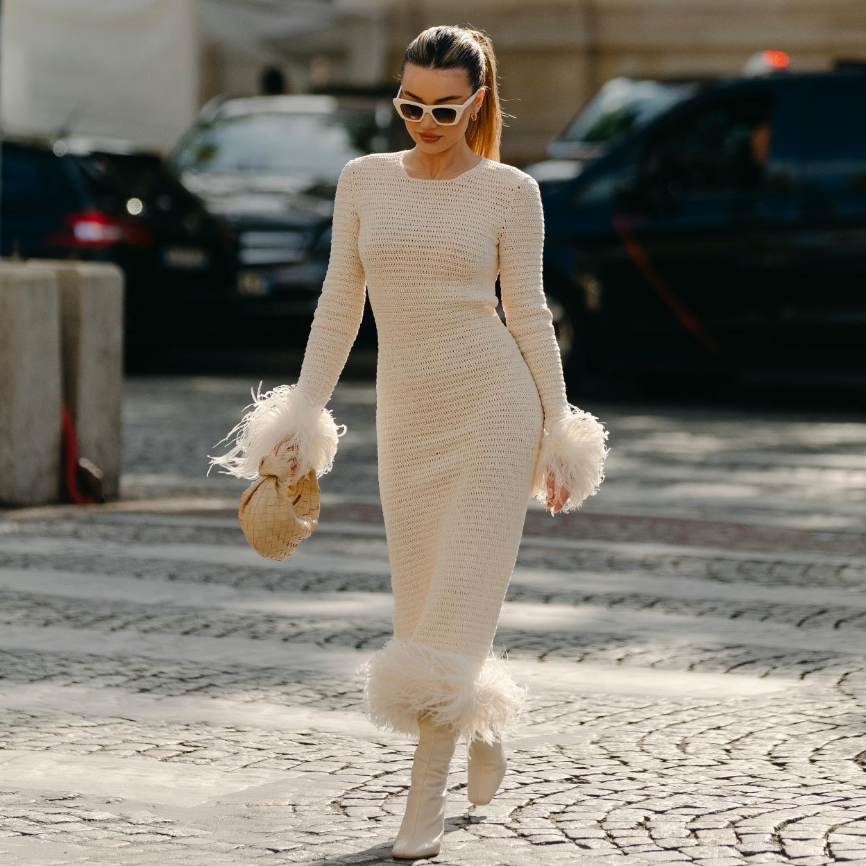 Los vestidos ajustados quedan mejor con un body de este tipo.