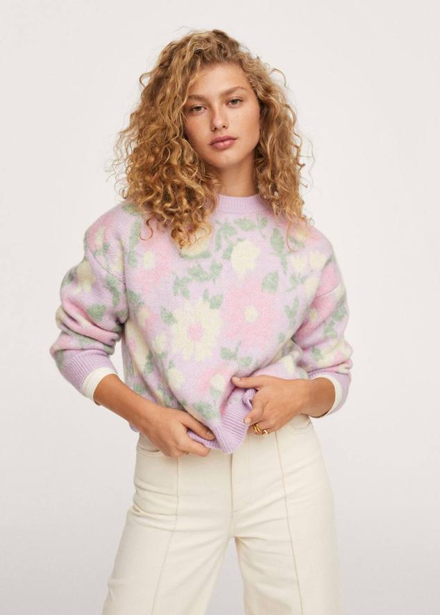 Jersey de punto suave con cuello redondo, manga larga y estampado floral, en tonos pastel. Cómpralo a 19,99 euros.