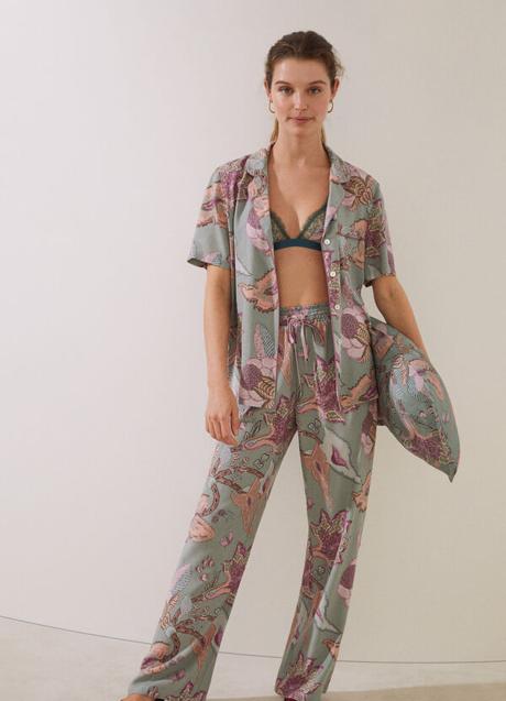 Imagen - Pijama camisero con estampado de flores en verde de Women'Secret. Foto: Women'Secret.