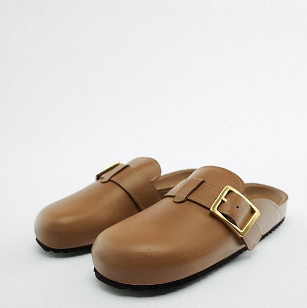 Zuecos planos de piel en marrón