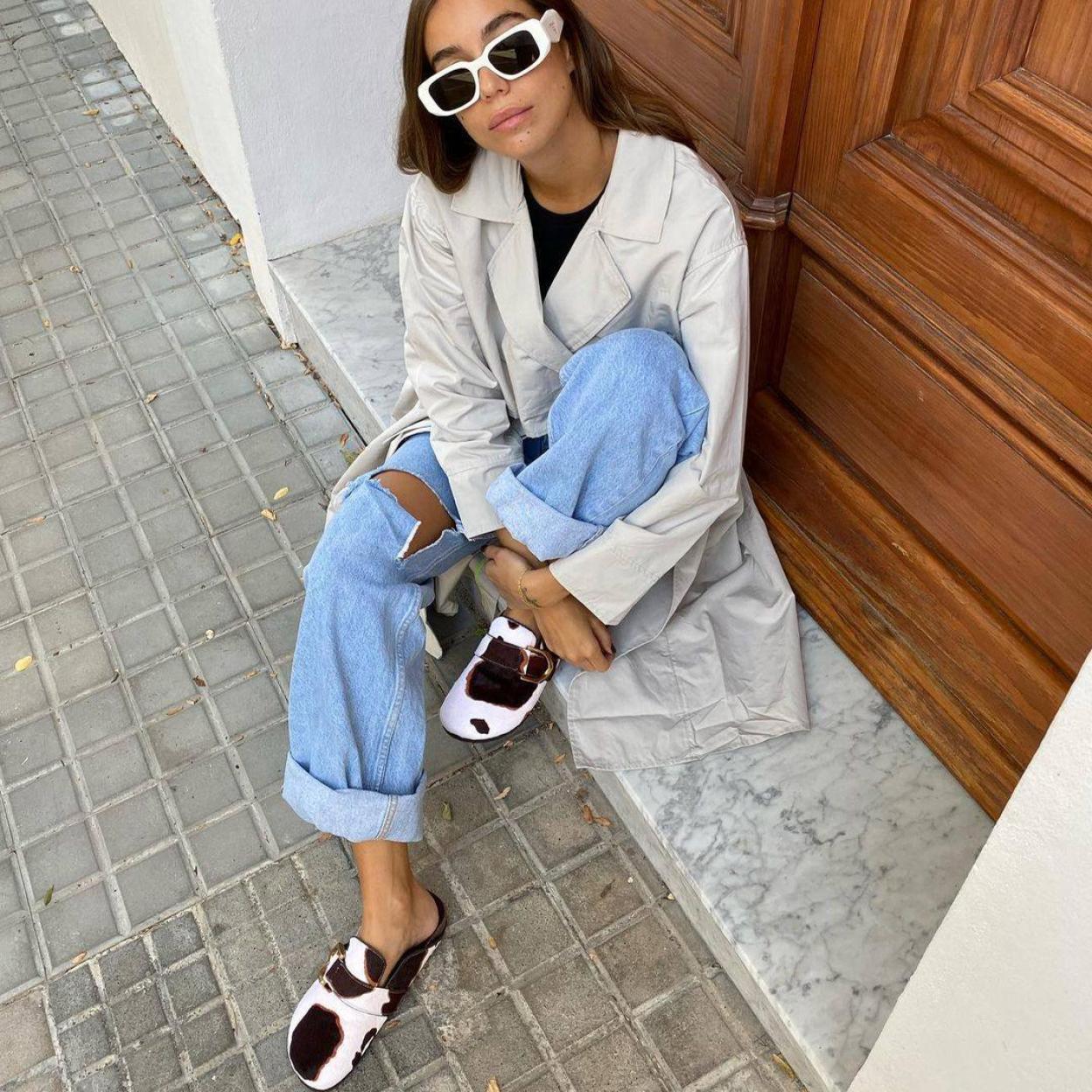 La influencer lleva los zuecos estampados a la moda que son el must have de la temporada