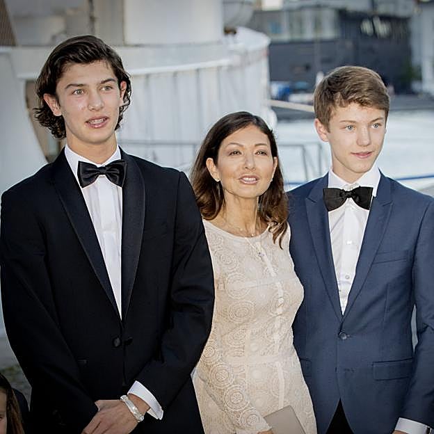 La duquesa Alexandra con sus dos hijos, Nikolais y Felix.