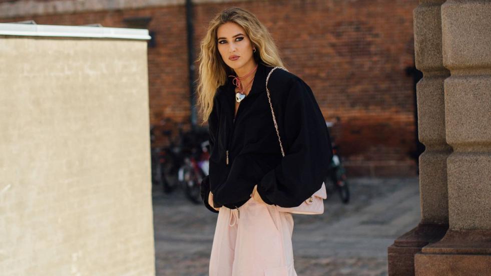 Los pantalones parachute de los noventa han vuelto para rejuvenecer tus looks más casuales