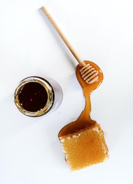 Imagen - La miel ayuda a conciliar el sueño y mejora el tránsito intestinal/UNSPLASH