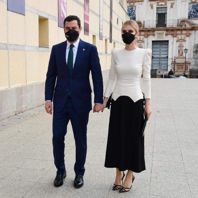 Para el la celebración del Día de Andalucía que tuvo lugar en Sevilla, Manuela confirmó que también es fan de de IQ Collection, la firma 'made in Spain' que arrasa entre las famosas. Y lo hizo con este vestido bicolor que también  hemos visto a Margarita Vargas .