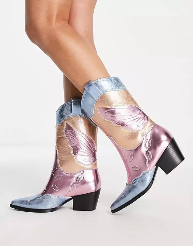 Botas cowboy terminadas en punta con tacón de bloque, tiradores laterales y diseño estampado con tejido metalizado multicolor, de Public Desire. Las encontrarás en Asos por 53,99 euros.