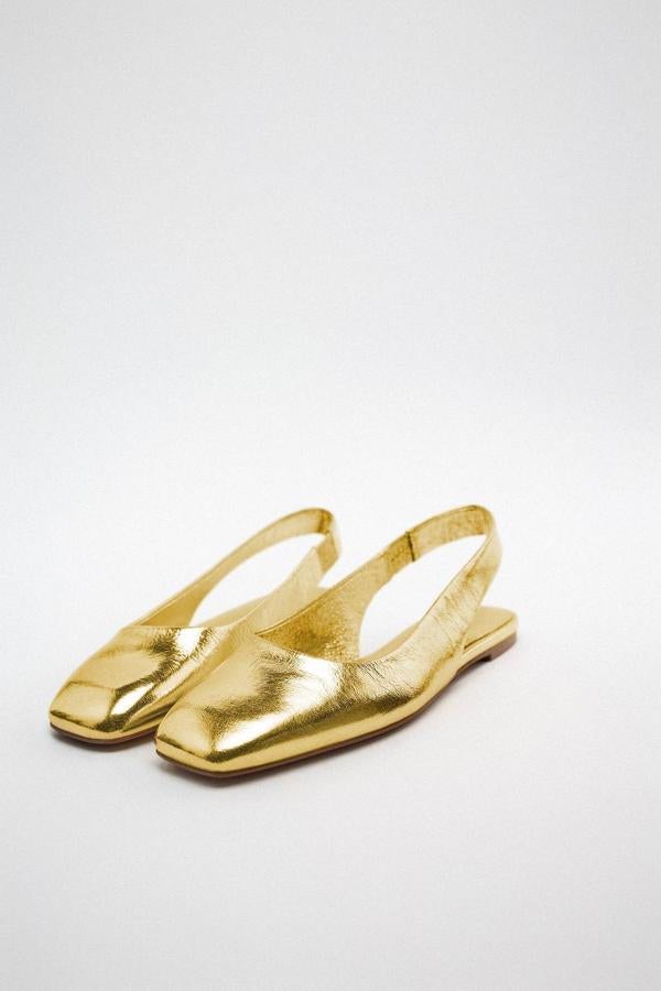 Bailarinas destalonadas en tejido de piel con puntera cuadrada, tira trasera elástica y acabado metalizado dorado, de Zara. Cuestan 39,95 euros.