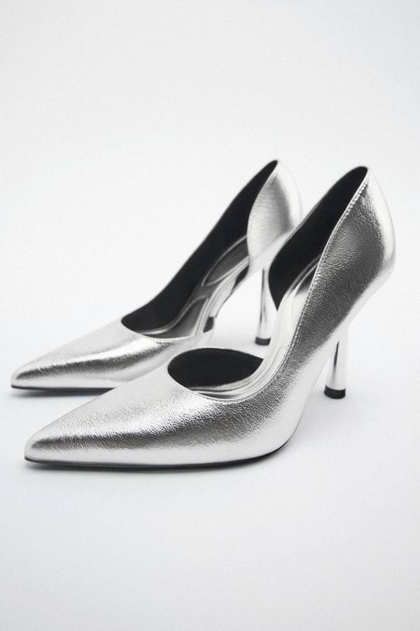 Salones de tacón terminados en punta, con corte asimétrico y acabado metalizado plateado, de Zara. Los encontrarás a 25,95 euros.