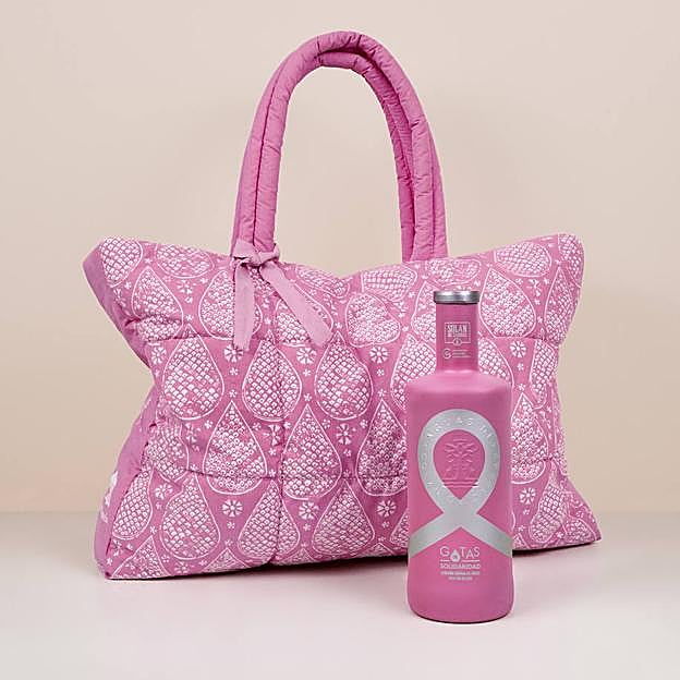 El bolso y la botella de Solán de Cabras por el Día Mundial de la Lucha contra el Cáncer de Mama.