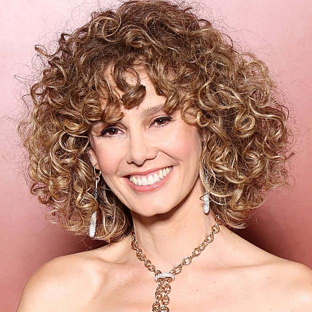 El gel definidor de rizos baratísimo que ha enamorado a las chicas curly porque no apelmaza y deja el pelo brillante