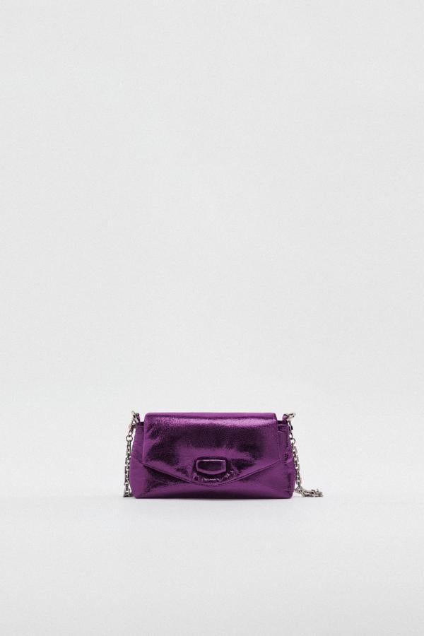 Un bolso de fiesta que no es como los demás. Bolso morado con cadena de Zara (22,99 euros). 