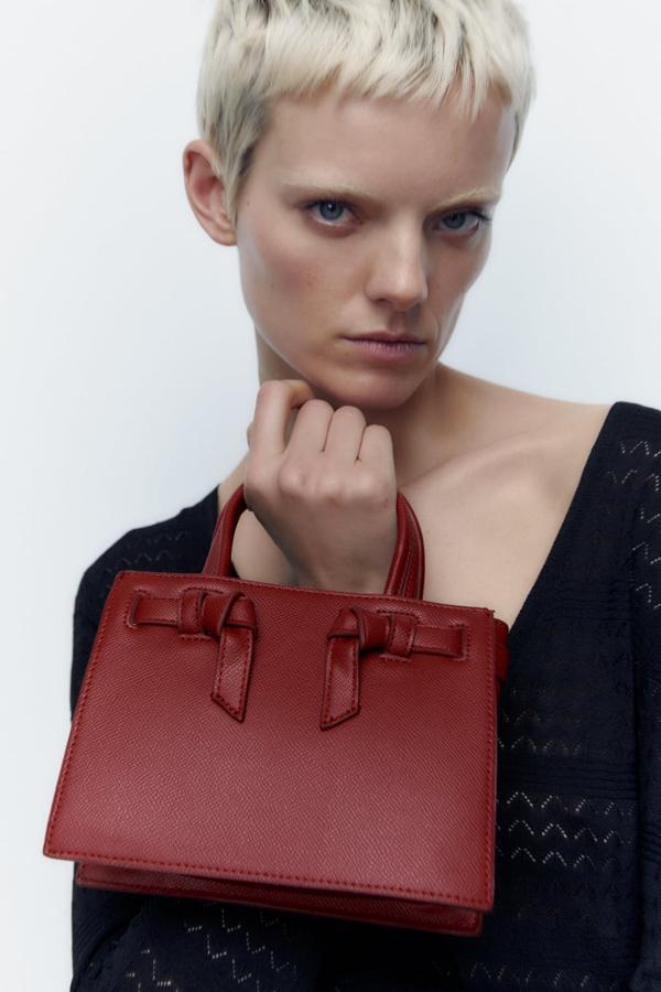 Un bolso de mano perfecto para un look de oficina. Bolso burdeos de Zara (29,99 euros). 