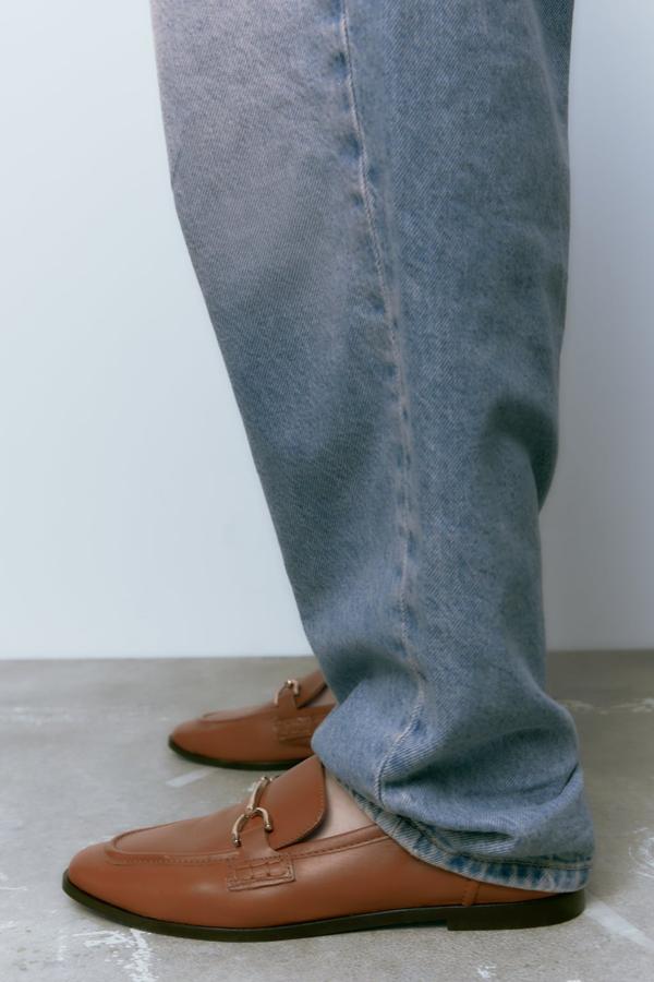 El clásico zapato masculino se cuela en el armario femenino de este otoño: Mocasines de color marrón de Zara (39,99 euros). 