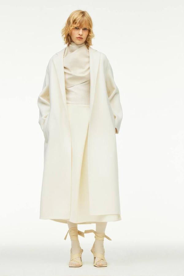 Abrigo largo de lana Limited Edition con diseño abierto cuello solapa, manga larga y bolsillos laterales, en tono natural, de Zara. Lo encontrarás a 299 euros.