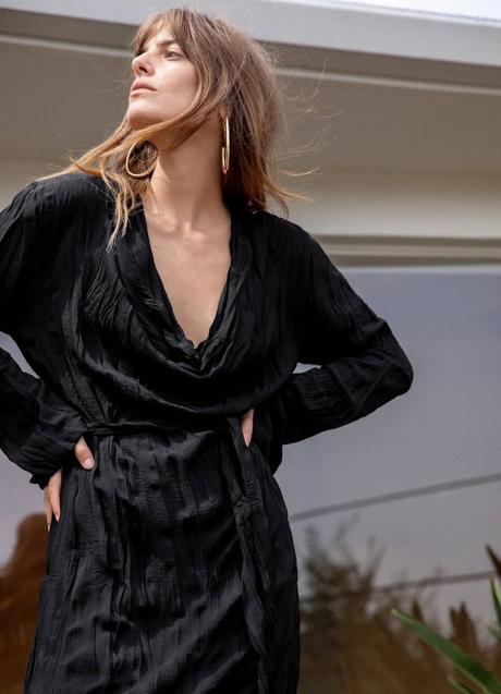 Imagen - Vestido negro fluido con efecto arrugado