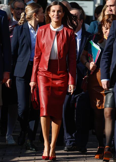 Imagen - La reina combinó el conjunto con complementos rojos. / GTRES