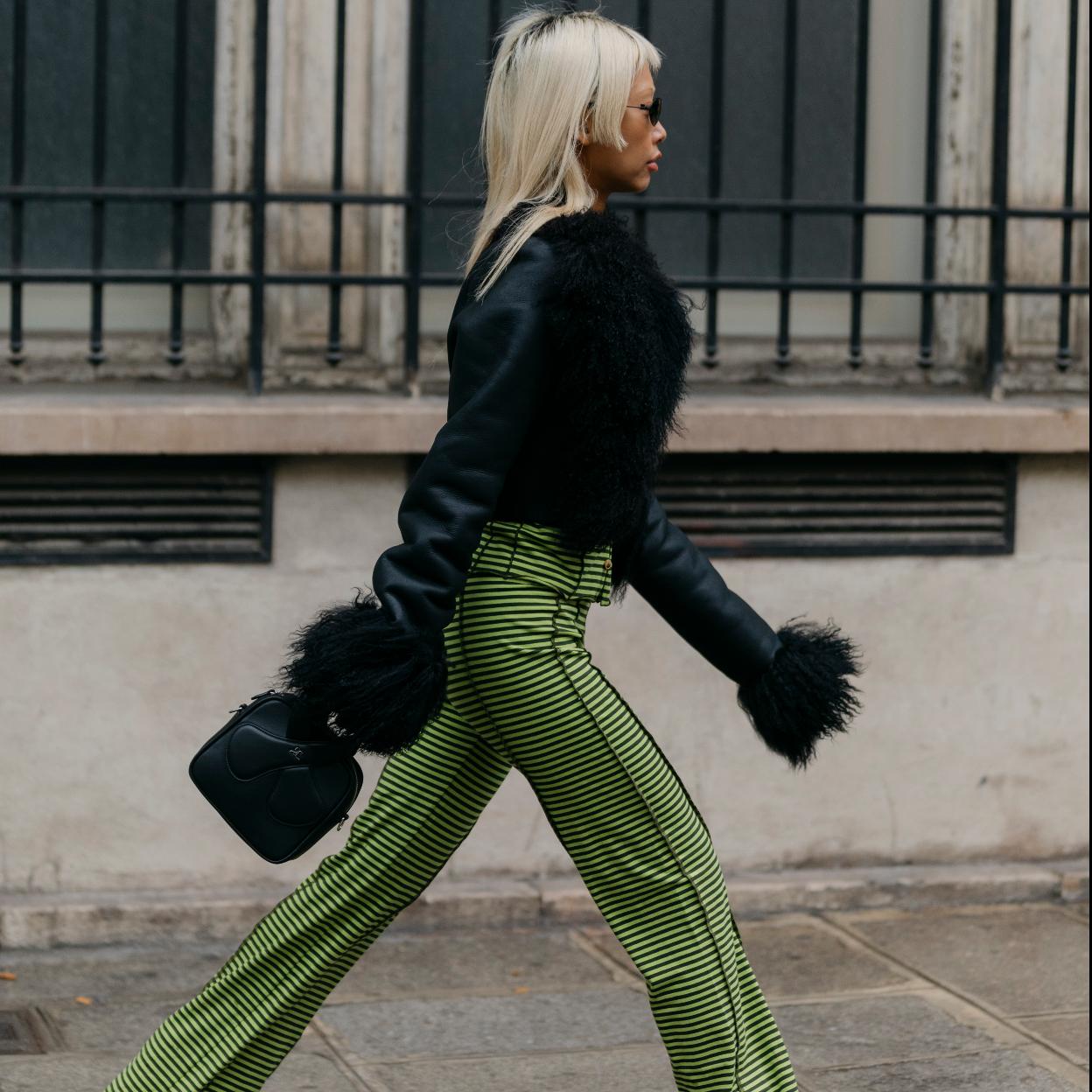 Los looks con pantalones estampados también triunfan en invierno.