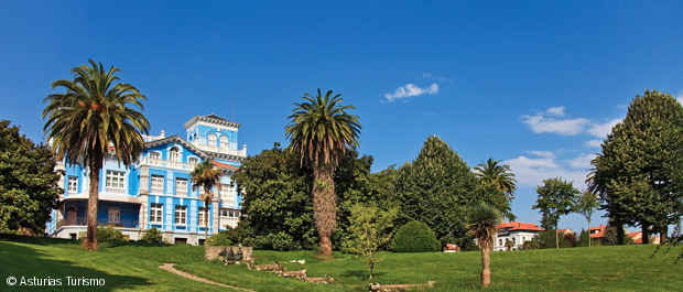 La capital de Rivadeva, situada entre la Sierra del Cuera y el mar, recoge casi todo el amrco histórico y cultural: desde el arte parietal al legado indiano. La riqueza del pueblo se debe a la gran impronta que dejaron las personas que emigraron a América en los 50 y regresaron a su lugar de origen.