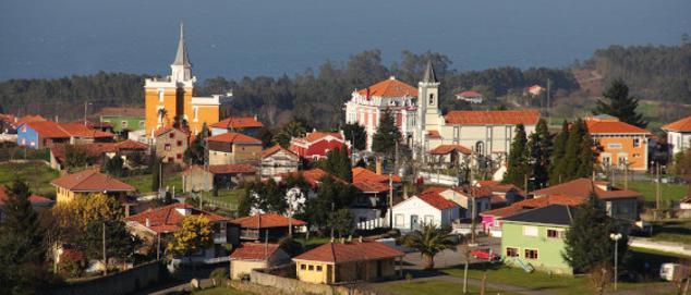 Este pueblo con vistas al mar cuenta con aproximadamente 300 habitantes. Vive principalmente de los pastizales y de la hostelería. Además, poseen una potente tradición empresarial, como su fábrica de quesos. Su arquitectura refleja y mantiene viva la potente herencia indiana de la región. 