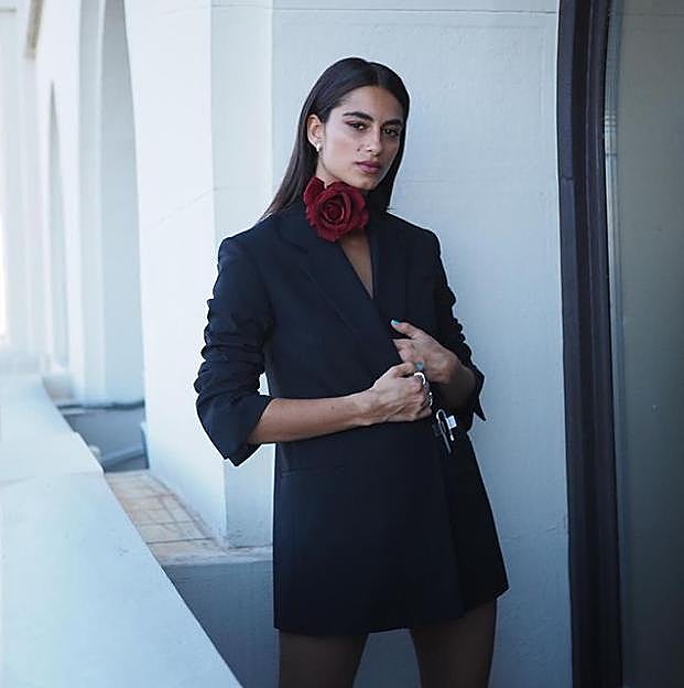 Imagen principal - Así llevan la flor las influencers.