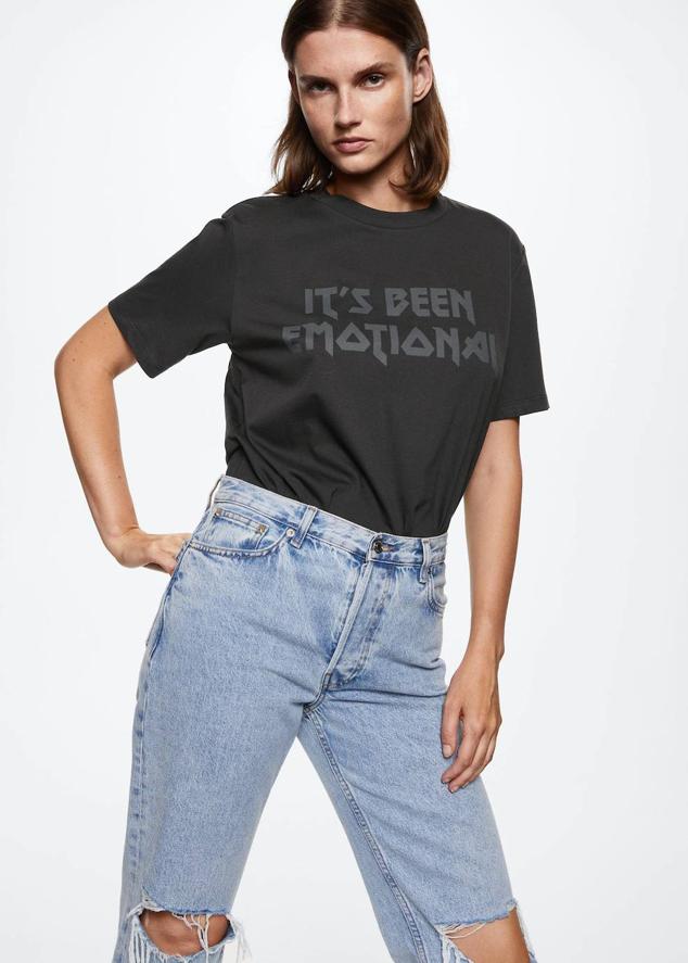 Camiseta básica de manga corta con cuello redondo y mensaje a tono, en color gris, de Mango. Está disponible por 15,99 euros.