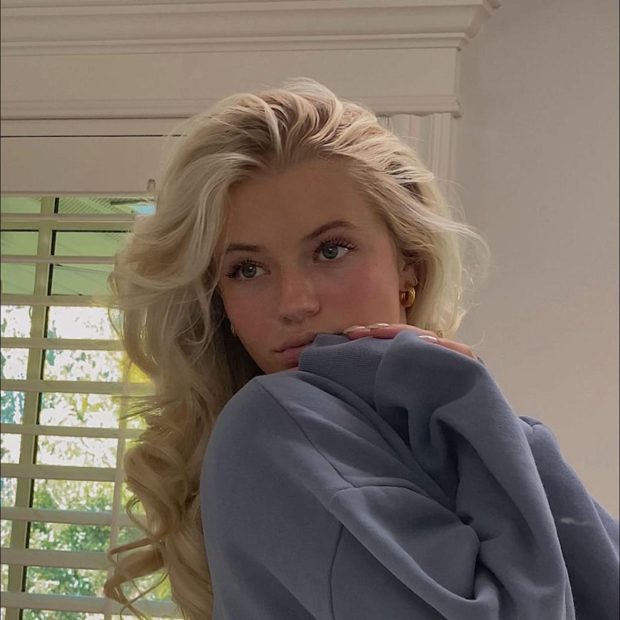 Un cuero cabelludo irritado puede surgir por múltiples factores, desde cambios bruscos de temperatura, hasta la contaminación, peinados tirantes y el uso de productos químicos como los tintes, lacas o espumas.