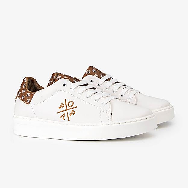 Las zapatillas de Sara son de Popa.